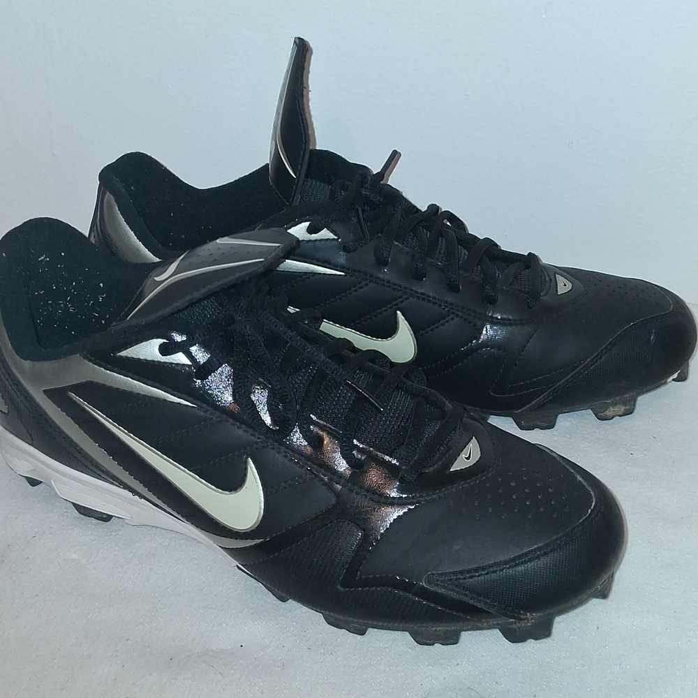 Nike Black and White Athletic Cleats. Pre-owned. Great Condition. Mens Sz 11